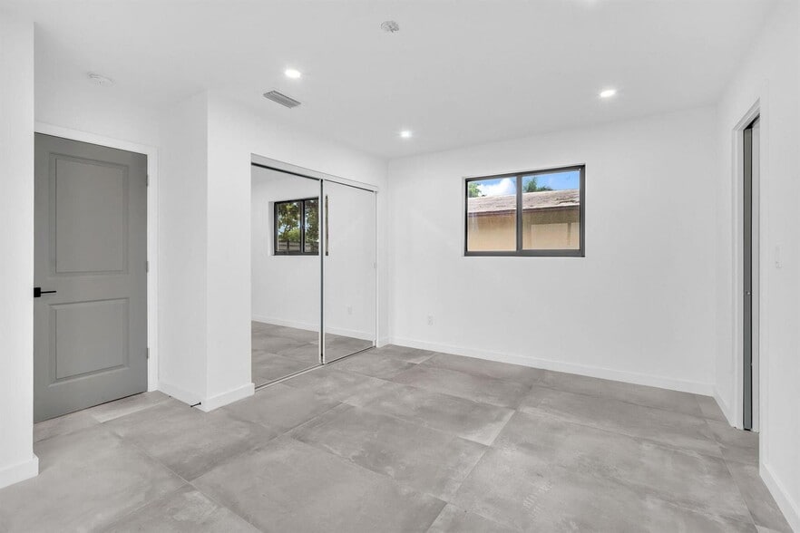 Building Photo - 2460 SW 58th Mnr