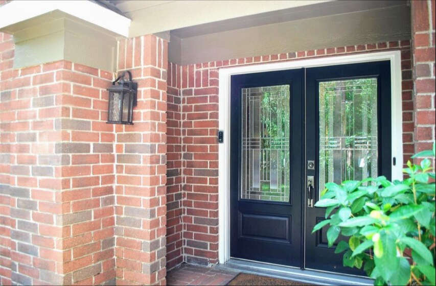 Double-door entry makes move in a breeze - 2 Arnica Ct