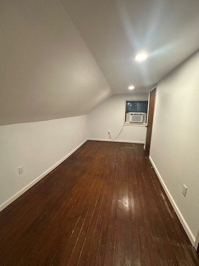 Building Photo - 1060 Garden St