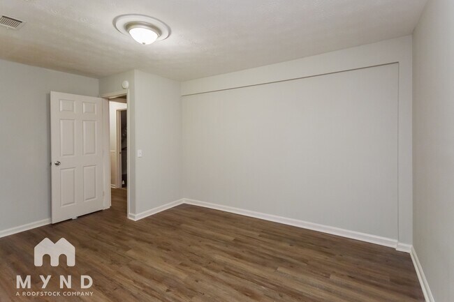 Building Photo - 3553 Charlotte Dr