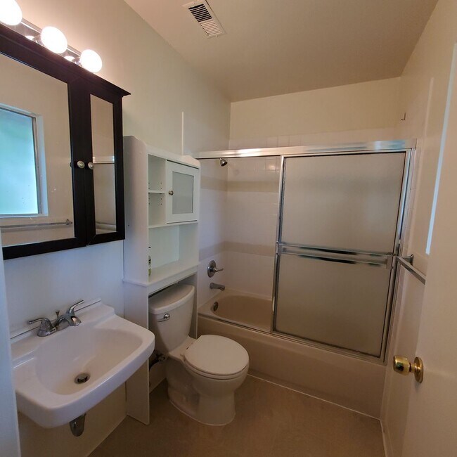 Building Photo - Pinole Crest 2 bedroom/2 bath Condo ~Light...