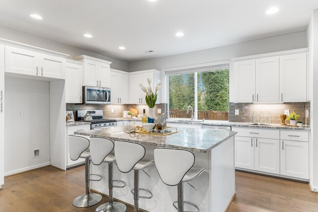 Building Photo - Modern Built Home in Great Neighborhood - 4 bed with den + 2.5 bath, remodeled Kitchen