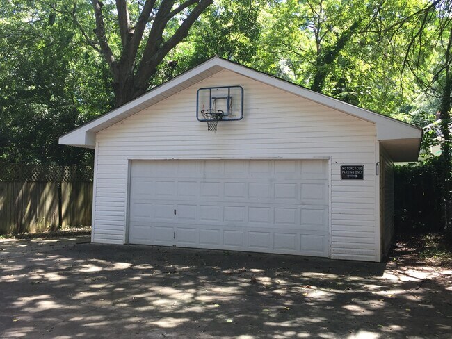 Building Photo - Charming 3 Bedroom, 2 Bath Home - Downtown...