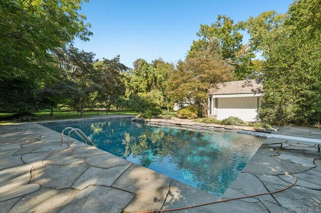 Building Photo - 18 Heights Rd