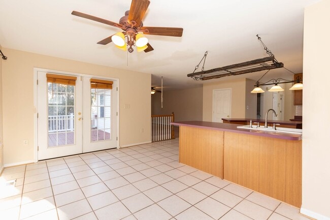 Building Photo - 4 bed, 2.5 bath Single Family Home in Charles Town's Locust Hill Community