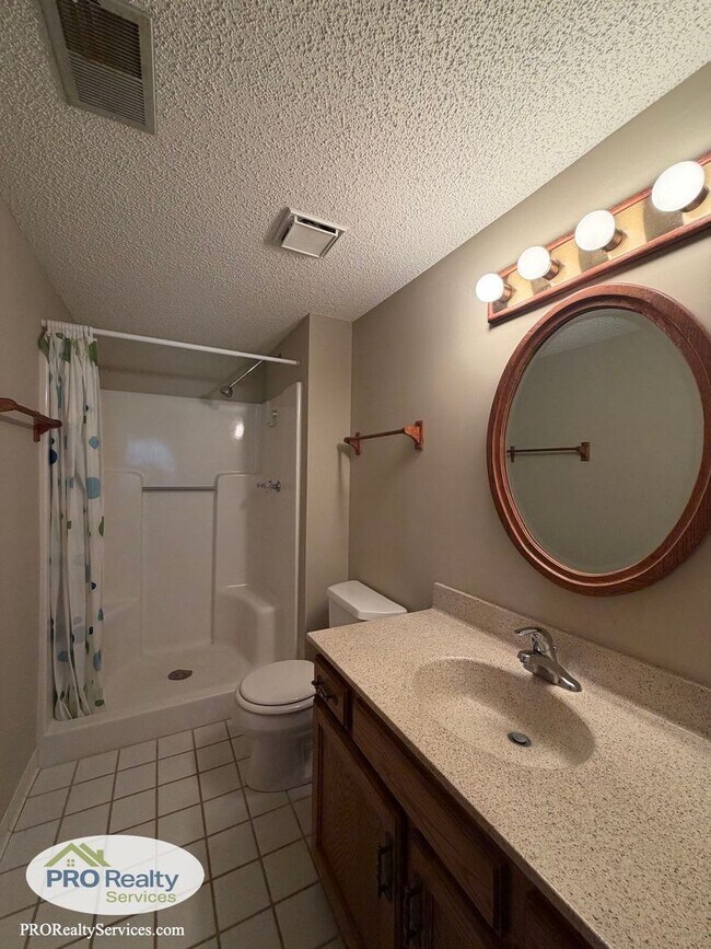Building Photo - 5642 Royal Oaks Dr
