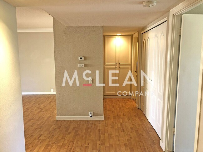 Building Photo - Sweet One Bedroom!