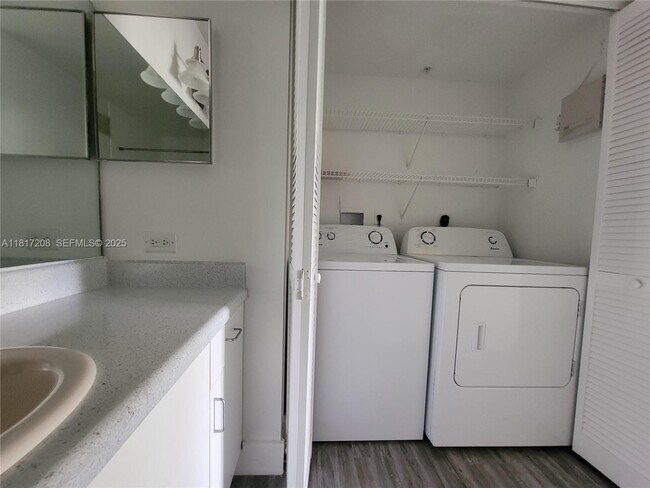 Building Photo - 4844 N State Rd 7