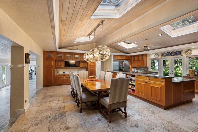 Building Photo - 10100 Lakeside Dr