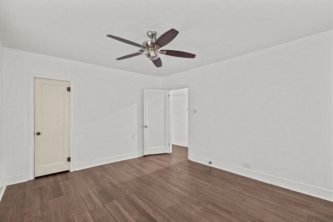 Building Photo - 2406 Oaklawn Dr