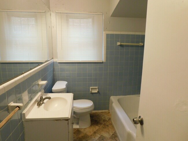 Building Photo - Newly Refreshed Move In Ready Bungalow