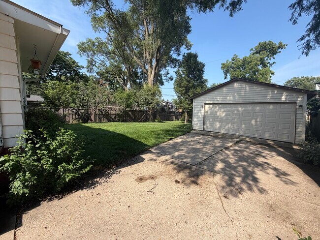 Building Photo - 235 Nordica Ave