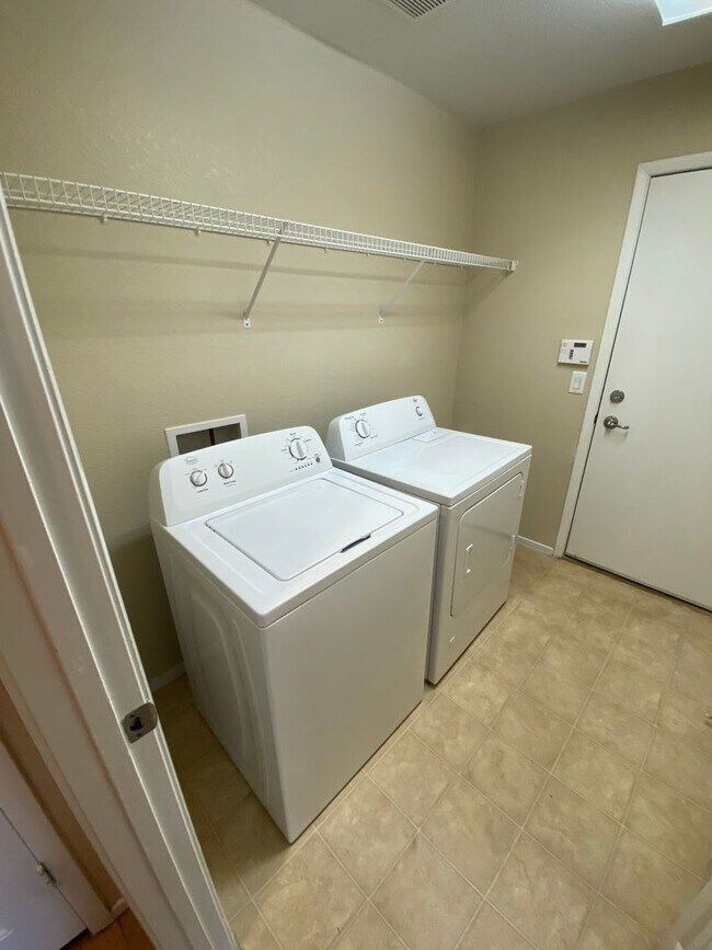 Building Photo - Beautiful 3 bed/2.5 bath home located in Henderson.