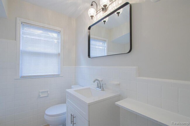 Building Photo - Beautifully renovated brick bungalow