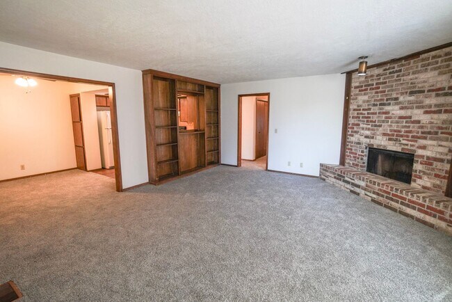 Building Photo - 6004-6006 Bonnie Dr