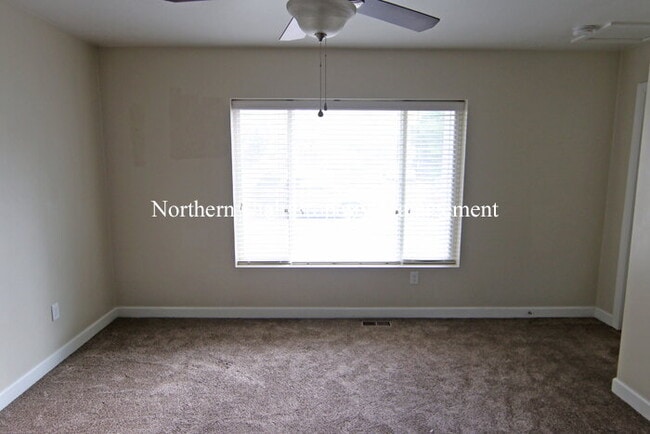 Building Photo - 1 Bed 1 Bath Lower Unit