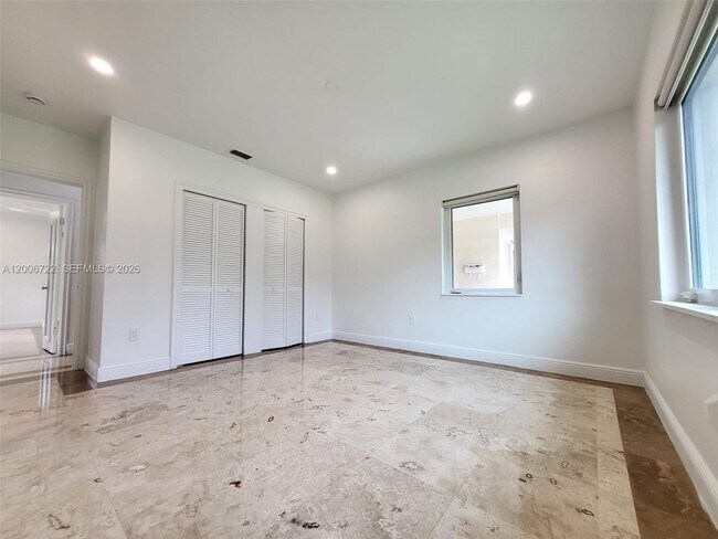 Building Photo - 825 Cremona Ave