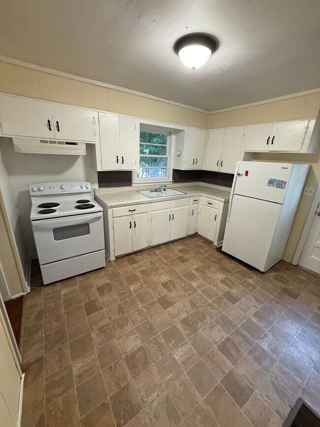 Building Photo - 3 Bedrooms, 1 Bathroom - House in West Rome!