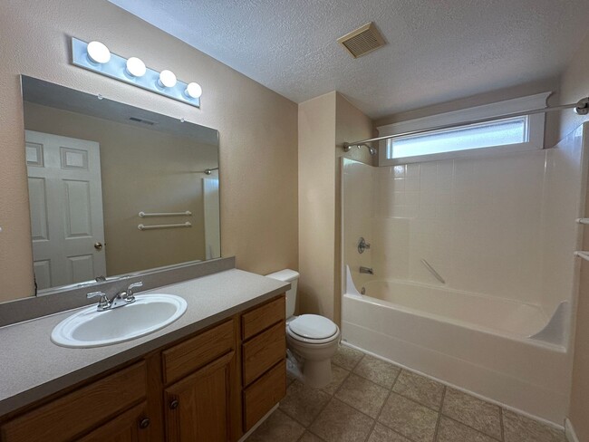 Building Photo - Three Bedroom Two Bath Home