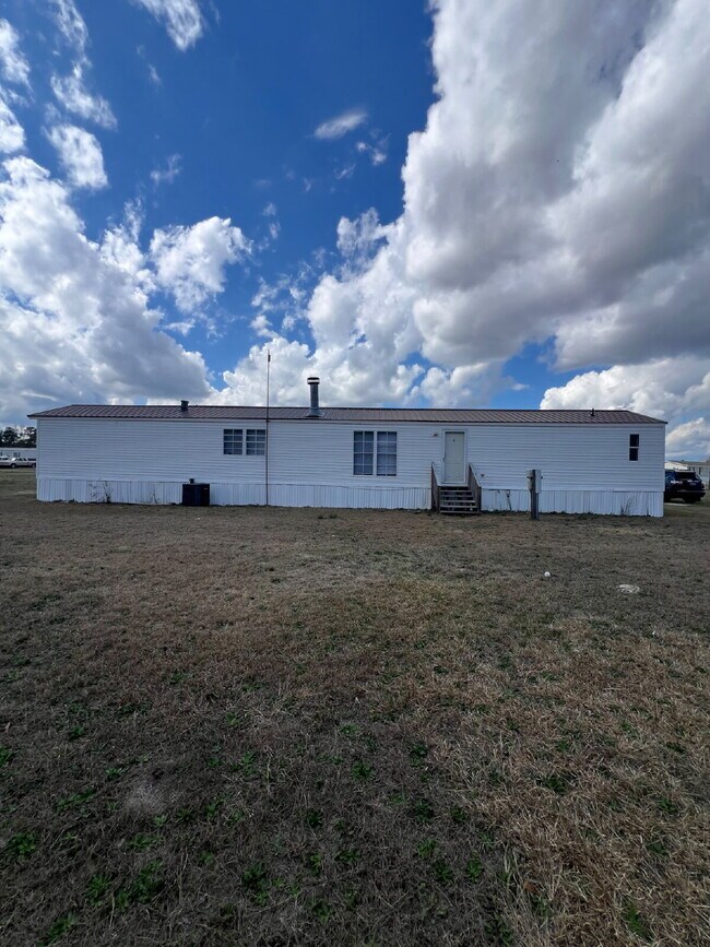 Building Photo - 2 BR | 2 BA in Pikeville! Trash Pick-Up Included!