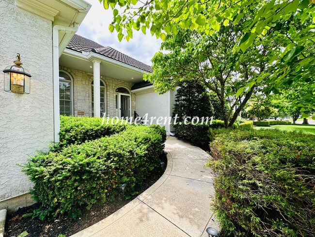 Building Photo - Exceptional 1.5 Story Home in the Prestigious Loch Lloyd Community!