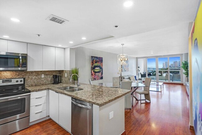 Building Photo - 1717 N Bayshore Dr