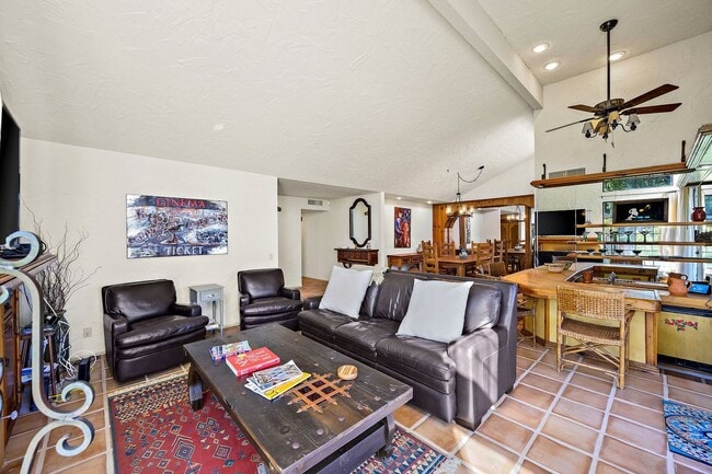 Building Photo - Spacious Two Bedroom Condo in Gated Commun...