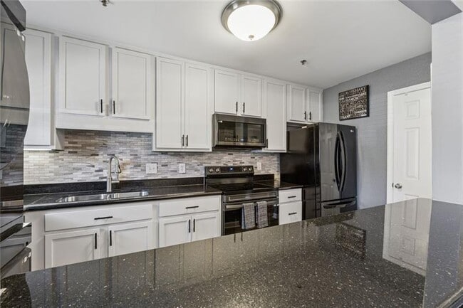 Building Photo - 135 N River Dr