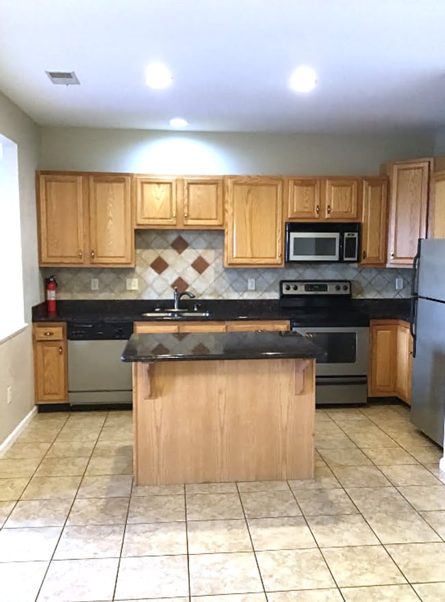 Building Photo - 3-bedroom, 2.5-bathroom Townhome