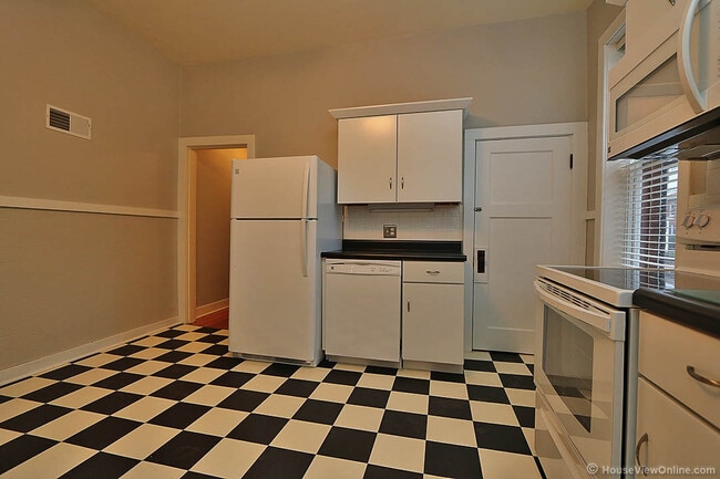 Building Photo - Three Story House Close to SEMO - June 2026- May 2027 Lease