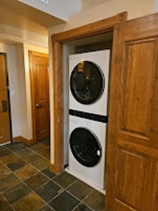 Building Photo - 840 Bigler Ln