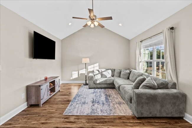 Building Photo - Pristine 3 Bed 2 Bath Home in Dalton