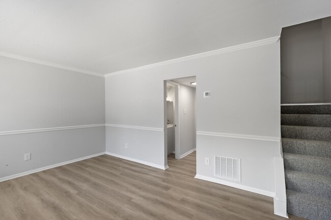 Building Photo - Renovated Hilltop Village Townhouse-Available 5/15/26