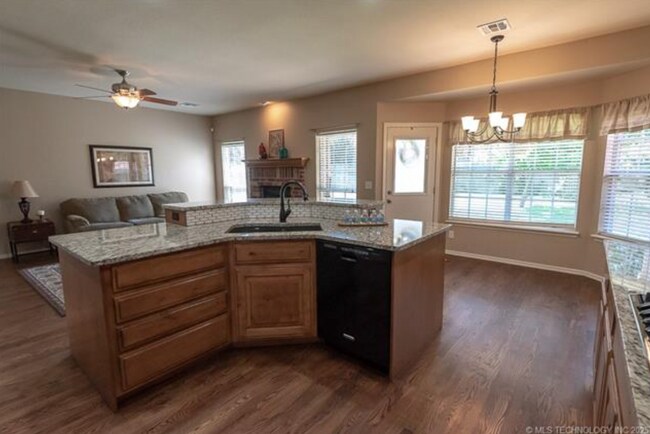 Building Photo - 5 Bedroom Home In Broken Arrow