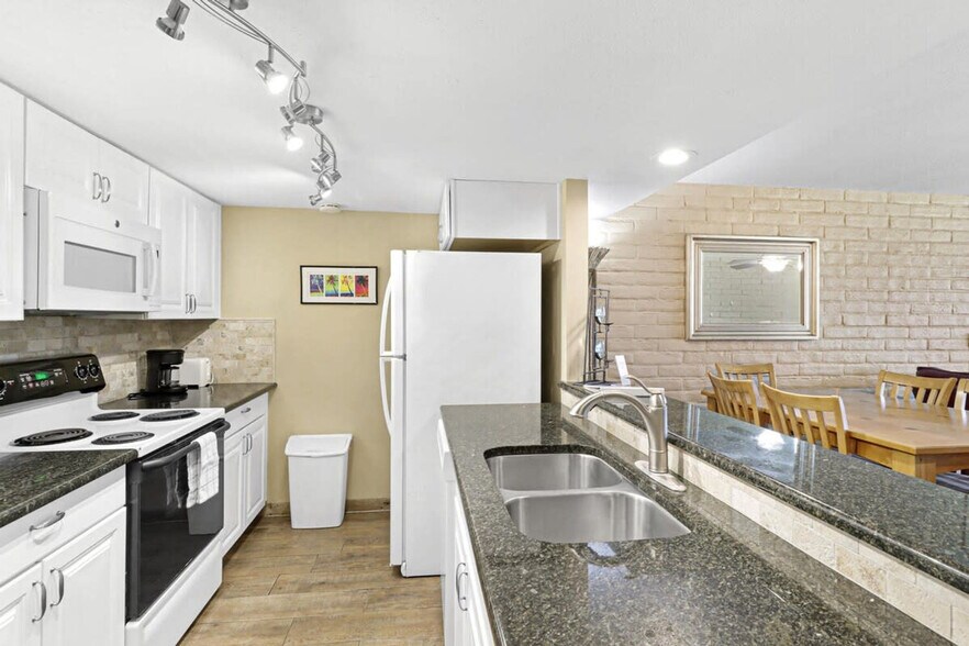 Building Photo - 1421 Eleventh Street-SI ID1023214P