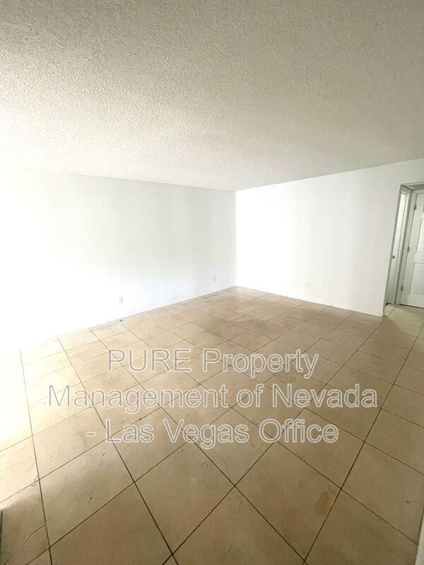 Building Photo - 1405 E Vegas Valley Dr