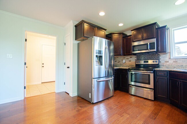 Building Photo - Pet Friendly Three Bedroom!