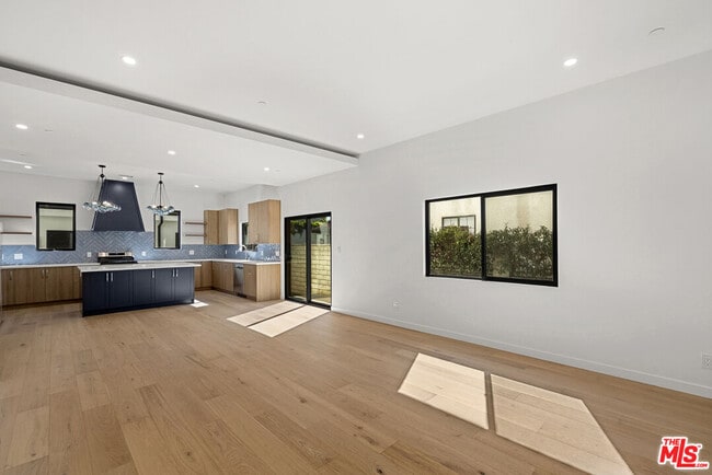 Building Photo - 822 N Orange Grove Ave