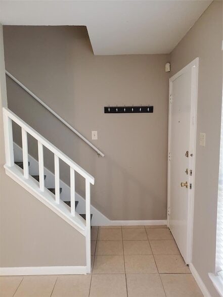 Building Photo - 9008 Sanger Dr