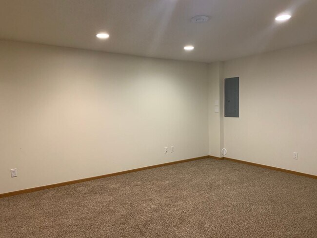 Building Photo - Spacious 4 Bedroom Townhome in Great Neigh...