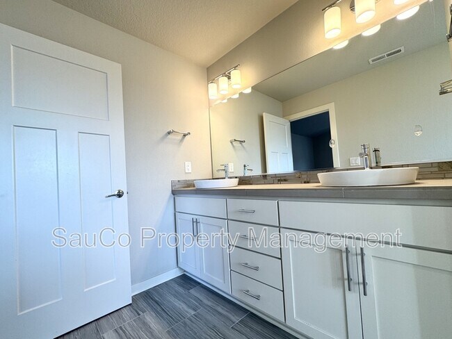 Building Photo - 6648 SE Genrosa St