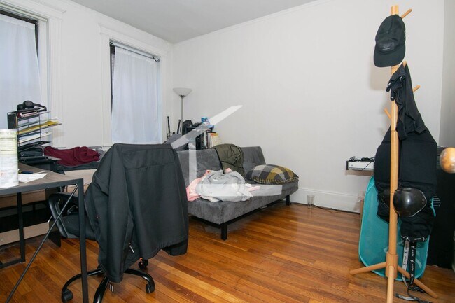 Building Photo - Great deal! 3-bed, 1 Bath in Allston on The B Line; Heat/HW Incl!