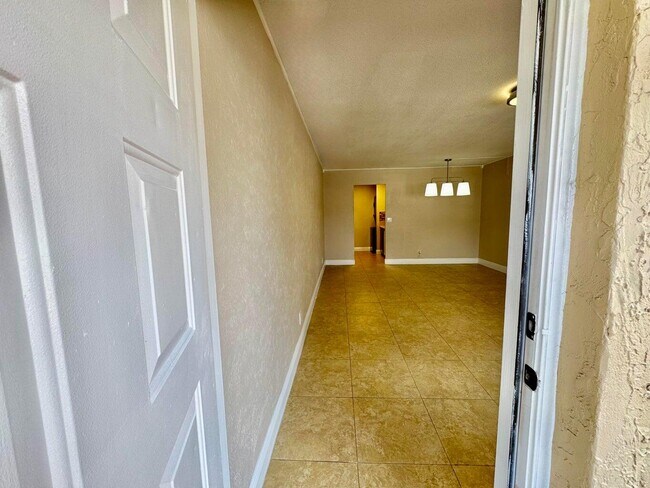 Building Photo - 10008 Twin Lakes Dr