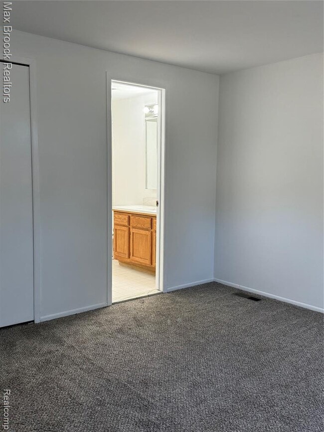 Building Photo - 3028 Moon Lake Dr