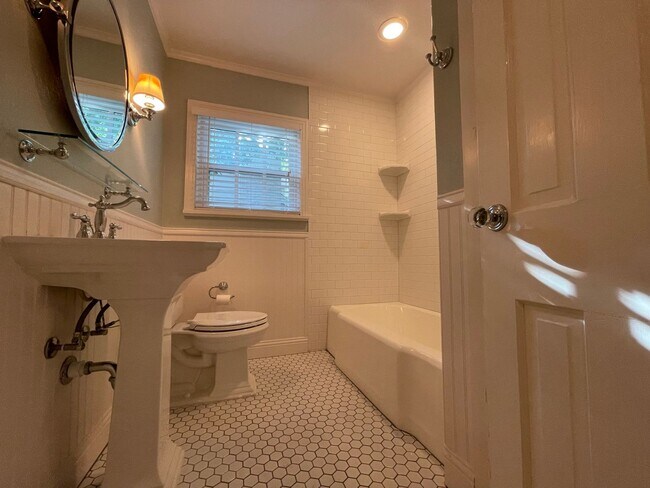 Building Photo - AVAILABLE NOW --3 BEDROOM 2 BATH HOME IN T...