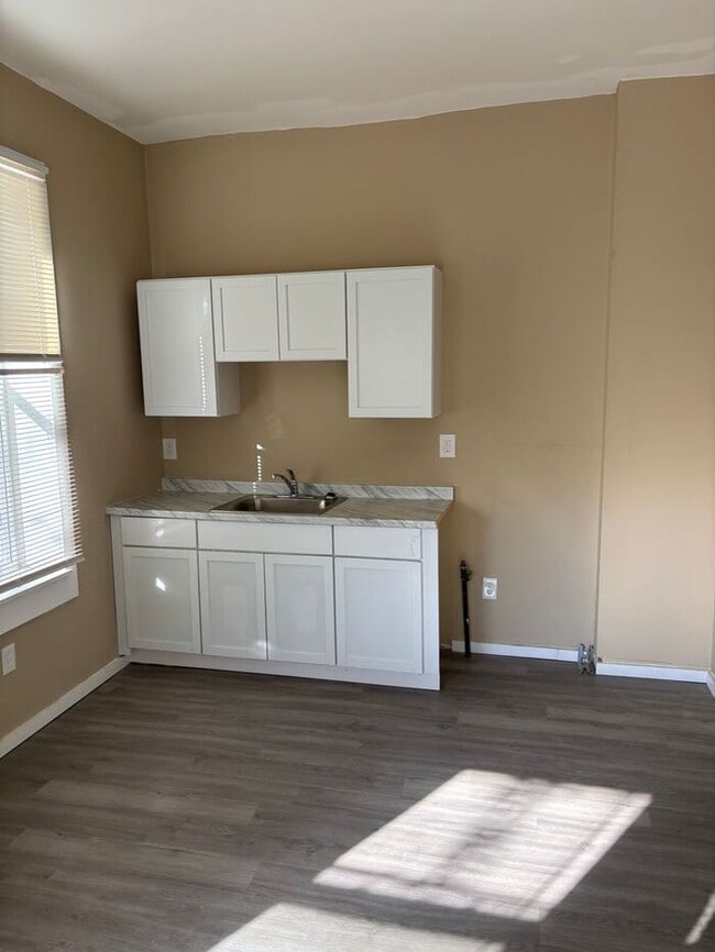 Building Photo - 2 Bedroom, 1 Bath House