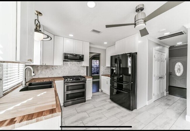 Building Photo - 14723 Bladenboro Dr