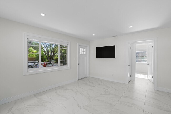 Building Photo - 426 48th St