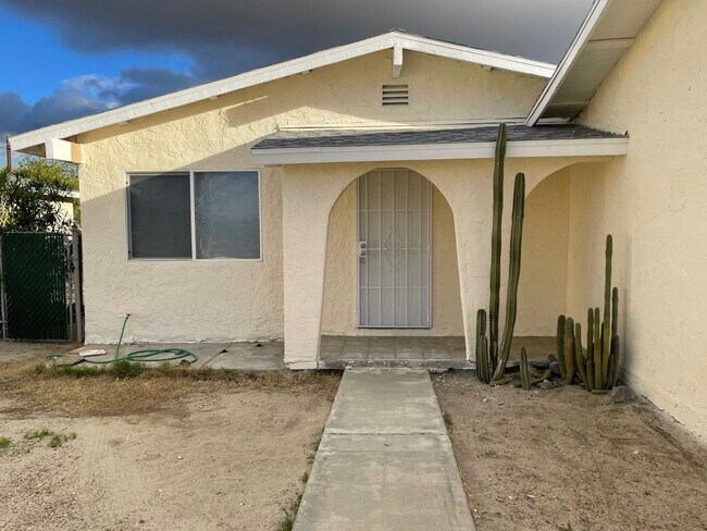 Building Photo - BEAUTIFUL UPGRADED 3 BED 2 BATH