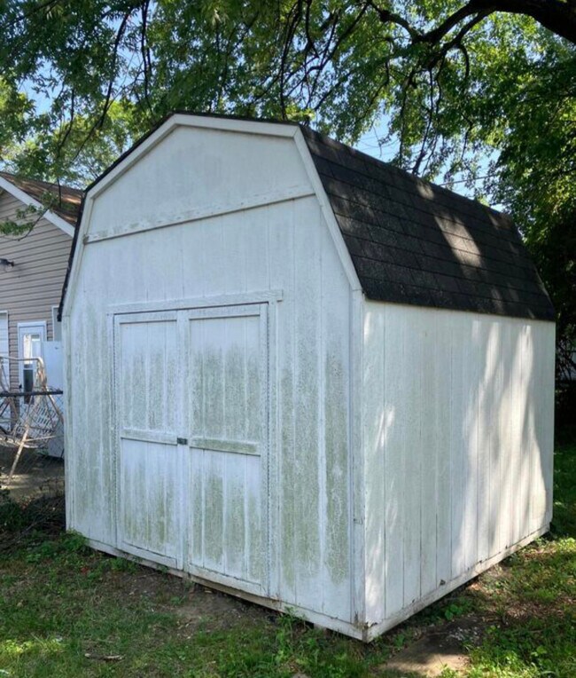 Storage shed - 5206 Monticello Ave